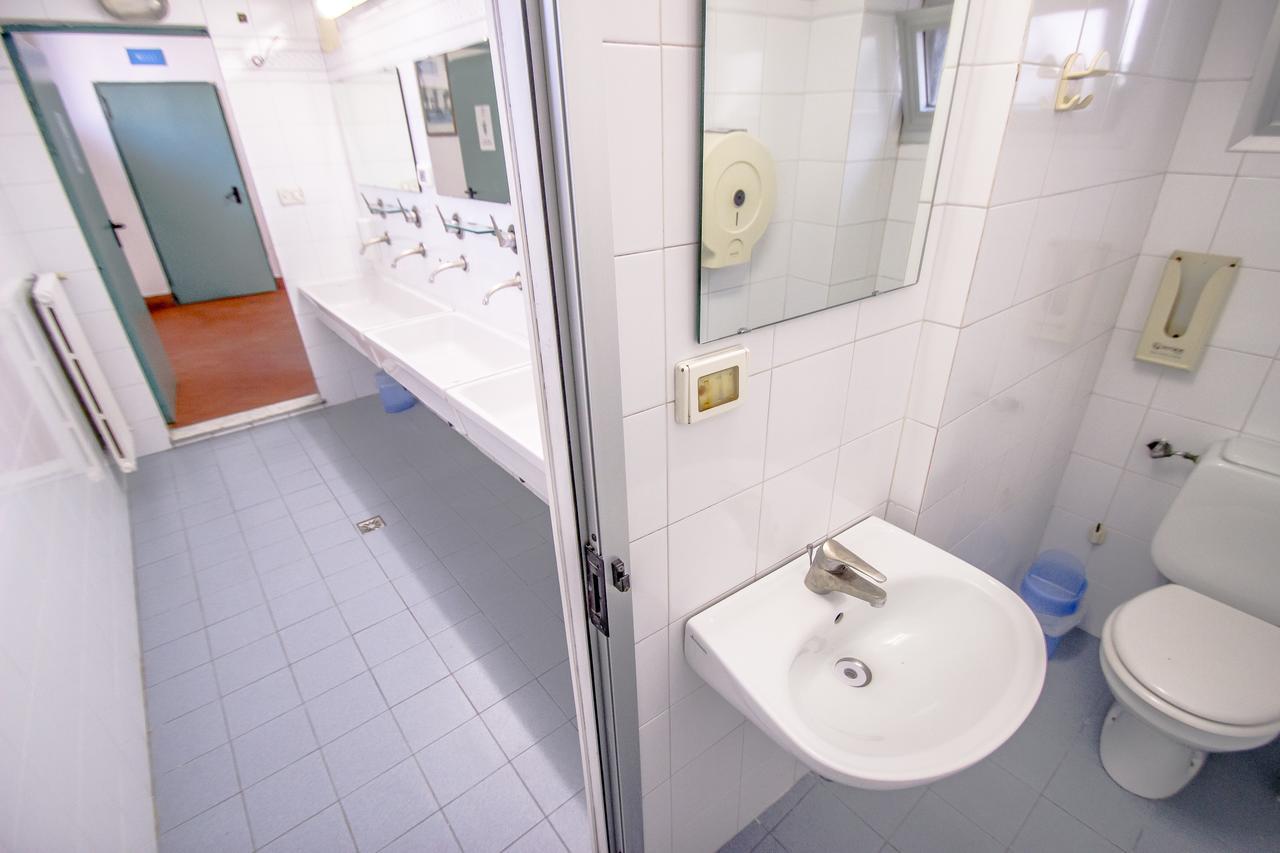 Posto Letto in Dormitorio Misto con 6 Letti